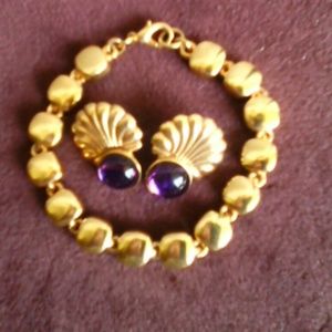 AK GOLD BRACELET AND EARRINGS.